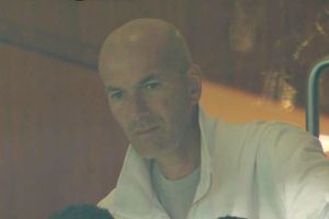 Biểu cảm bất lực của Zidane khi con trai thành 'nạn nhân' của Messi