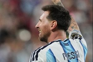 Messi ghi hat-trick với đôi giày in tên vợ và 3 con