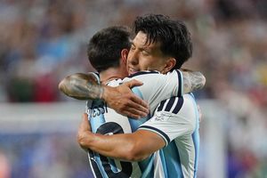 Trung vệ MU rực sáng không kém Messi