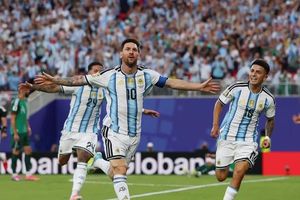 Messi lập hat-trick lịch sử, Argentina khởi đầu thuận lợi