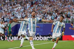 Messi khiến cả thế giới kinh ngạc, lập hat-trick phá hàng loạt kỷ lục World Cup