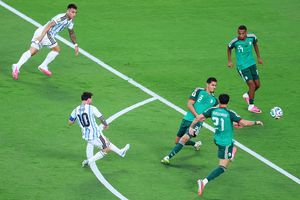 Khoảnh khắc Messi tạo siêu phẩm, Argentina dẫn Algeria 1-0