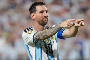 Ronaldo: 'Cả thế giới phải chấp nhận Messi xuất sắc nhất mọi thời đại'