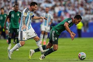 Yêu cầu FIFA giải thích về việc không rút thẻ đỏ với Messi