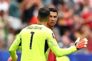 Ronaldo tỏ thái độ với đồng đội