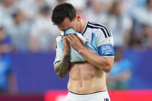 Lý do Messi bật khóc