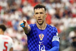 Perisic cân bằng kỷ lục của Messi