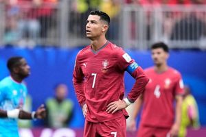 Cổ động viên CHDC Congo gọi tên Messi trêu Ronaldo