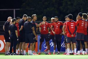 Cựu HLV Nam Định dọa cầu thủ Tunisia: 'Nếu về nước sớm, biết điều gì xảy ra?'