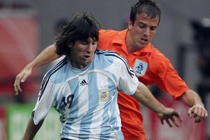 Van der Vaart xin lỗi sau phát ngôn gây phẫn nộ về Nhật Bản