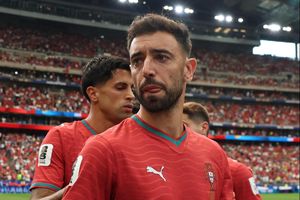 Fernandes bị chỉ trích vì không chuyền cho Ronaldo