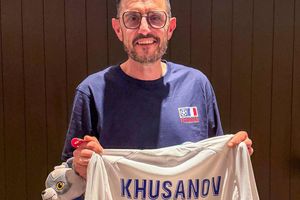 Khusanov hành xử đẹp sau khi húc ngã quay phim