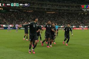 Thủ môn Kim Seung Gyu va chạm với Lee Gi Hyuk, tiền vệ Luis Romo chớp thời cơ ghi bàn cho Mexico
