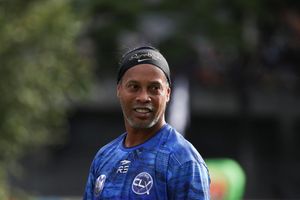 Ronaldinho tái xuất tại Serie C