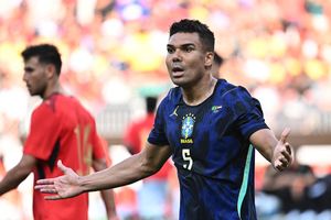 Casemiro về chung đội Messi