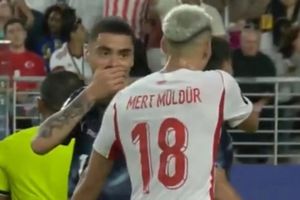 Tiền vệ bị thẻ đỏ chưa từng có ở World Cup lên tiếng