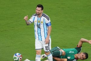 Algeria kiện FIFA vì trọng tài không phạt thẻ đỏ Messi