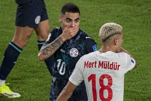 Lý do tuyển thủ Paraguay nhận thẻ đỏ vì dùng tay che miệng