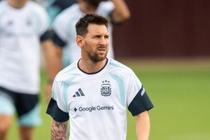 Messi thoát thẻ đỏ, đối thủ kiện trọng tài lên FIFA