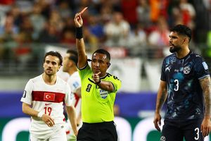 Cầu thủ đầu tiên trong lịch sử bị thẻ đỏ vì che miệng khi cãi nhau ở World Cup