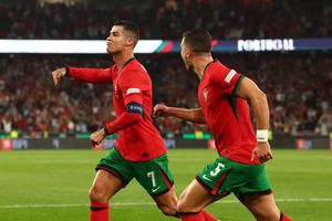 Dalot bảo vệ Ronaldo trước áp lực: 'Mặc kệ những lời chỉ trích, chúng tôi tự cách ly khỏi mạng xã hội'