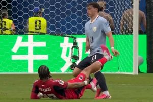 Cầu thủ Uruguay bỏ mặc đối thủ chấn thương