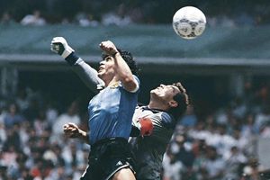 Lật lại bàn thắng 'mập mờ' của huyền thoại Argentina