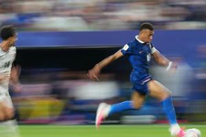 Cú đúp của Mbappe đưa Pháp vào vòng loại trực tiếp