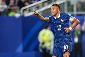 Mbappe bám sát Messi