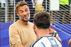 Vẻ mặt của Klopp nói lên tất cả về Messi