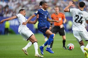 Olise cân bằng kỷ lục lịch sử của Mbappe