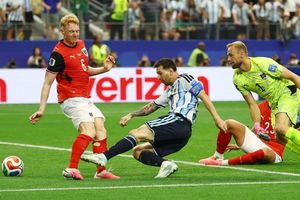Messi càng hay, Argentina càng đáng lo