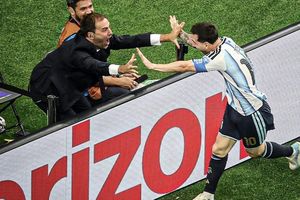 Người cùng Messi tạo khoảnh khắc 'triệu view' là ai