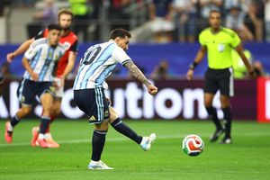 Messi đã 'bẻ cong' quả bóng hoàn hảo đến mức nào?