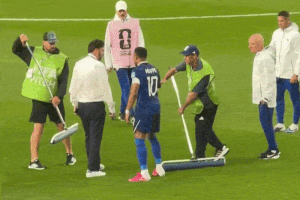 Mbappe tất bật 'chỉ đạo' nhân viên SVĐ lau sân gây cười