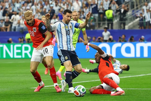 Messi lập kỷ lục World Cup, Argentina sớm đoạt vé vào vòng knock-out