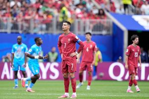 Ngày Ronaldo chống lại cả thế giới