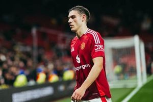 Man United sẵn sàng bán lỗ Manuel Ugarte