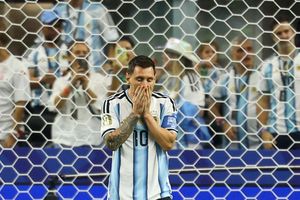 Messi nhảy chân sáo đá phạt đền ra ngoài, lập kỷ lục không mong muốn