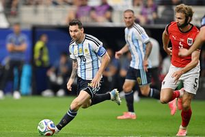 Đối thủ ấm ức bàn thắng lịch sử của Messi: 'CĐV Argentina cũng thấy phạm lỗi'