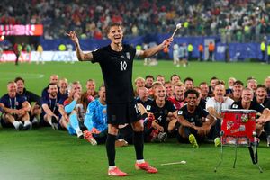 Odegaard đánh trống, Haaland dẫn đầu đội Na Uy chèo thuyền kiểu Viking