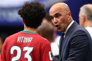 HLV Bồ Đào Nha: Báo nói chúng tôi bận tắm biển, không có thời gian xem World Cup