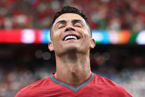 Vừa ghi cú đúp, Ronaldo đã ngầm hẹn Messi ở chung kết World Cup