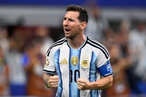 'Phải hủy bàn thắng phá kỷ lục của Messi'
