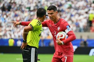 Ronaldo nổi nóng vì Messi: 'Câu hỏi vô nghĩa!'