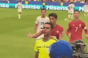Ronaldo gây sốt khi ngăn đồng đội cãi trọng tài