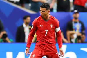 'Anh Bảy' Ronaldo, 'Em Búp Bê' Mbappé gây bão MXH Việt
