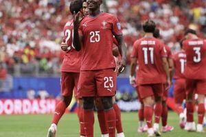 Ronaldo 'làm xiếc' cả thế giới với màn đá phạt tinh quái