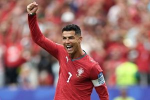 Ronaldo lập kỳ tích hiếm có, sánh ngang Messi và huyền thoại Laudrup