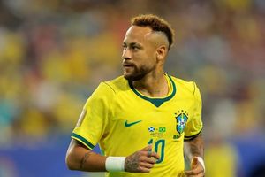 Ngày Neymar sánh vai Pele